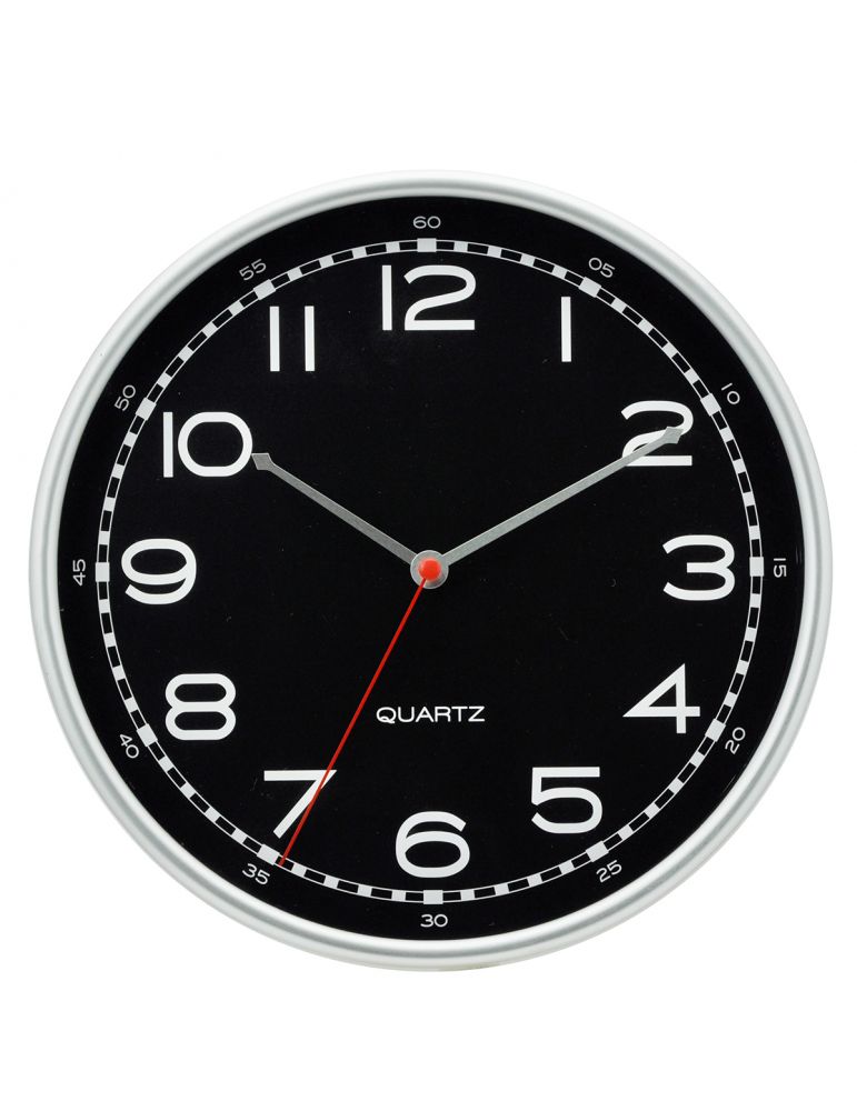 Srebrny zegar ścienny wiszący z czarną tarczą