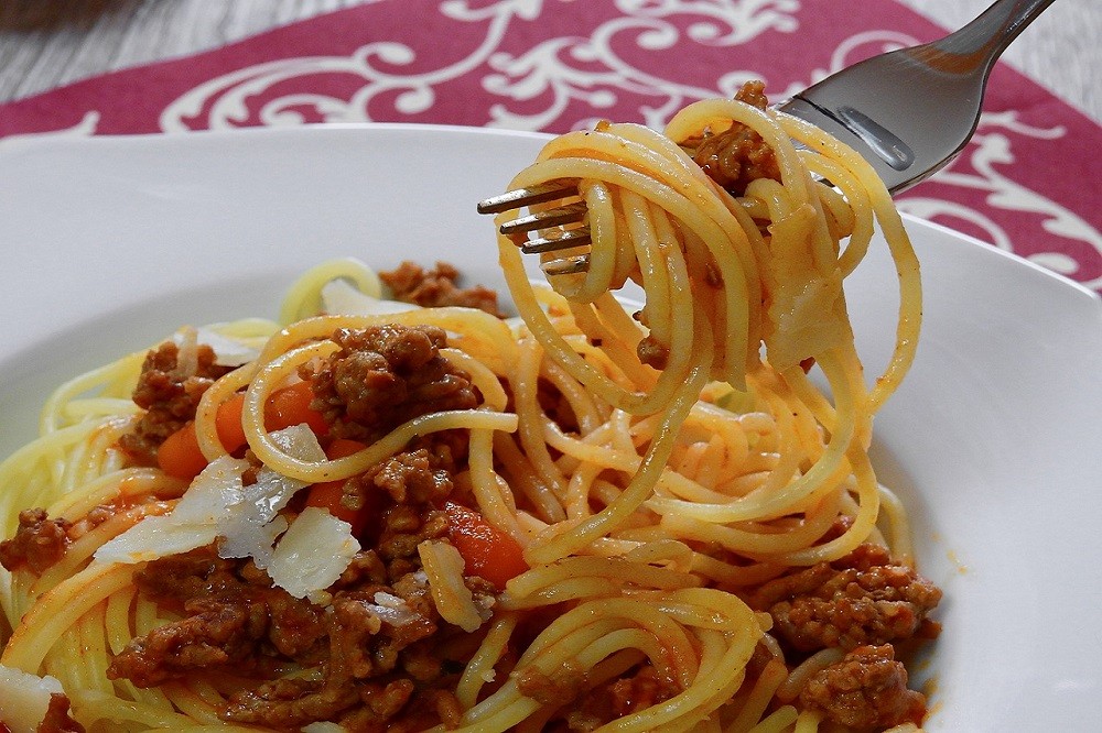 Na jakim talerzu podaje się spaghetti? 