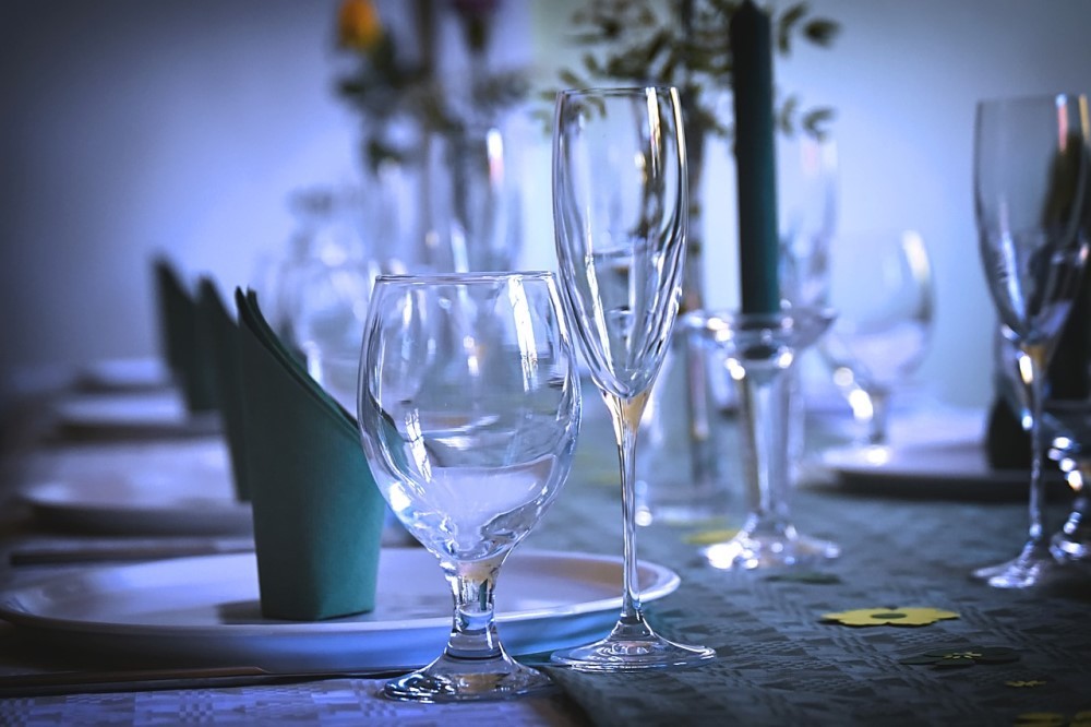 Jak ustawić szklanki i kieliszki na stole?